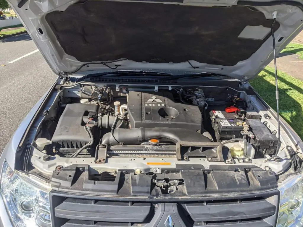 Mitsubishi pajero engine